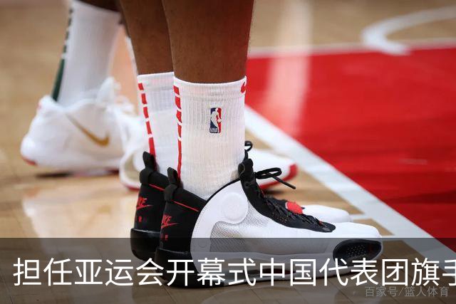 担任亚运会开幕式中国代表团旗手，男篮胡明轩回应输日本20分：我们没有对手拼得凶